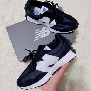 New Balance 327 Unisex Women’s Sz 9/Men’s Sz 7.5 Black/White